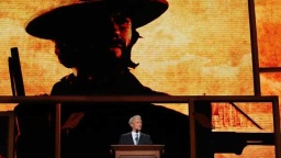 El actor y director salió bajo la música de "Lo Bueno, Lo Malo y lo Feo"